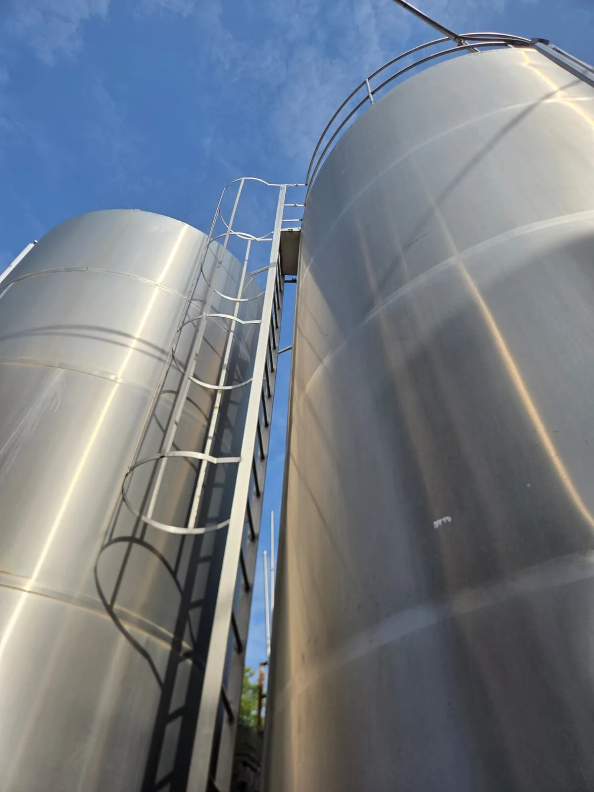 I due silos in acciaio inox del Caseificio Il Mastello, con la scala centrale