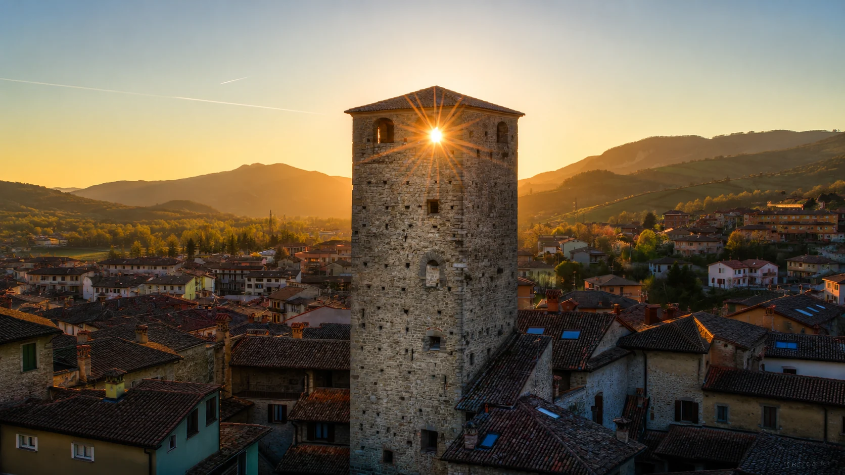 La Torre di Varzi tra i tetti del borgo, al tramonto