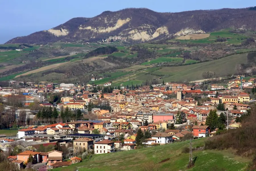 Veduta di Varzi ai piedi delle colline