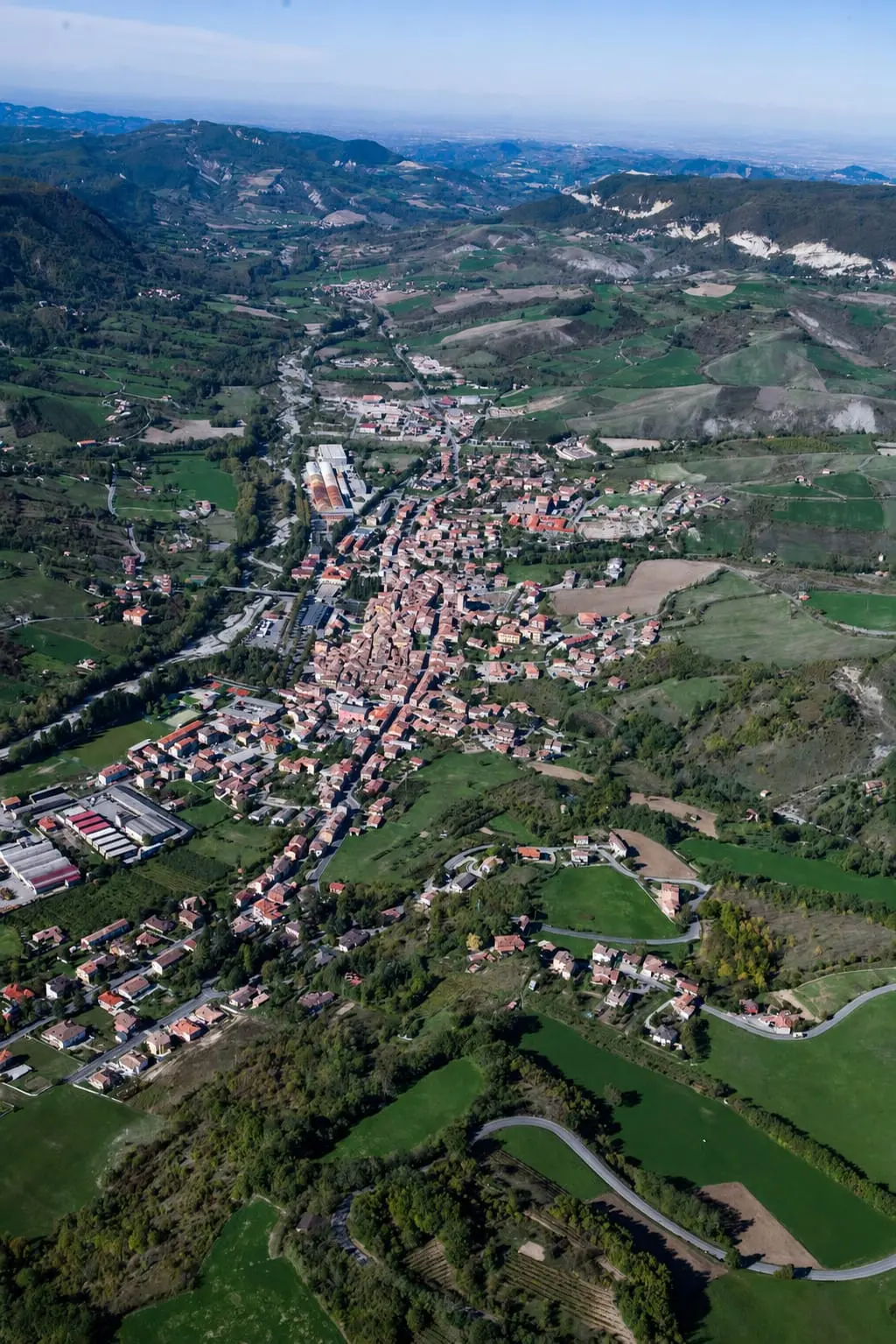 Veduta aerea di Varzi e delle colline dell’Oltrepò Pavese